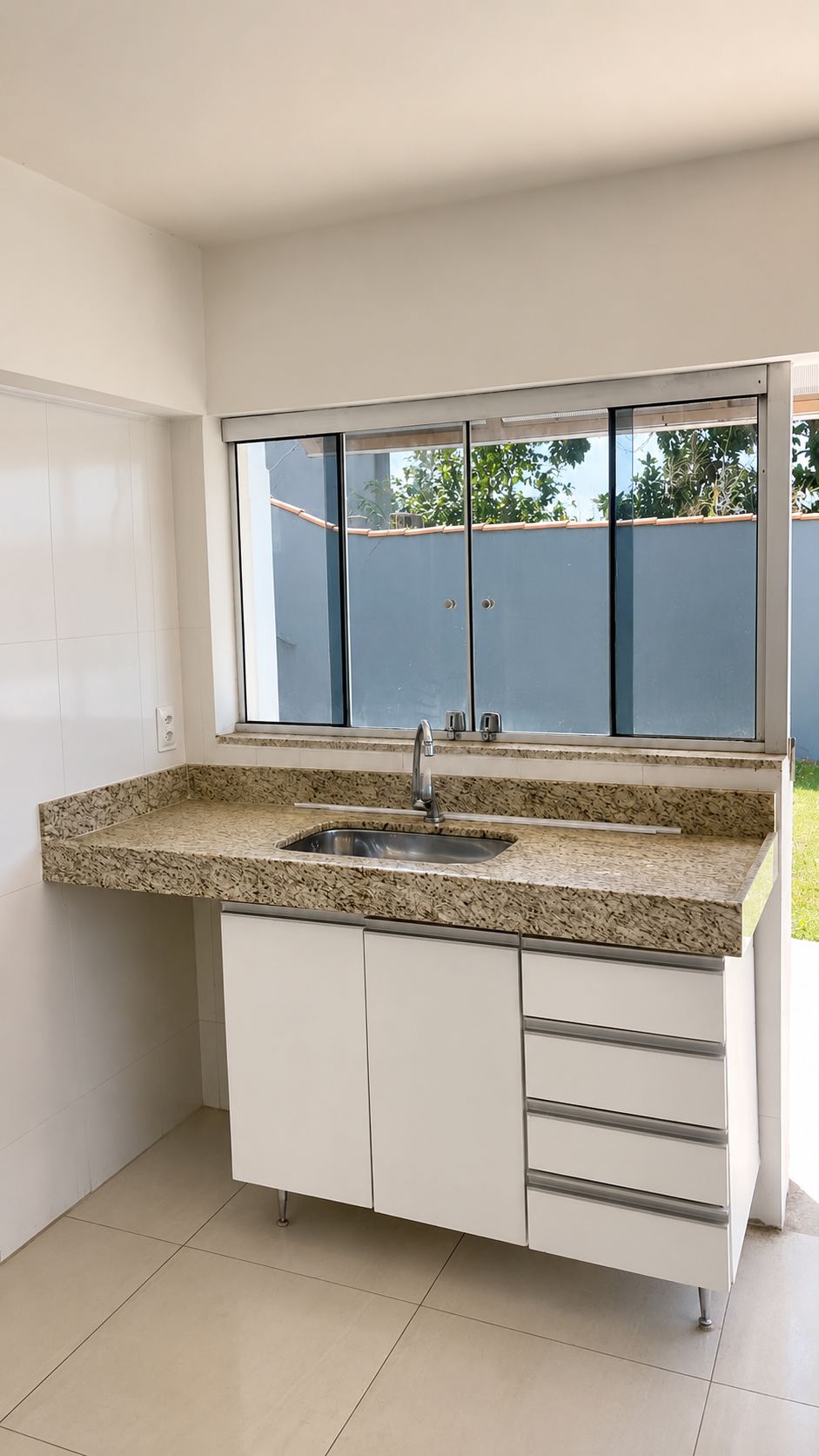 Cozinha com bancada em granito